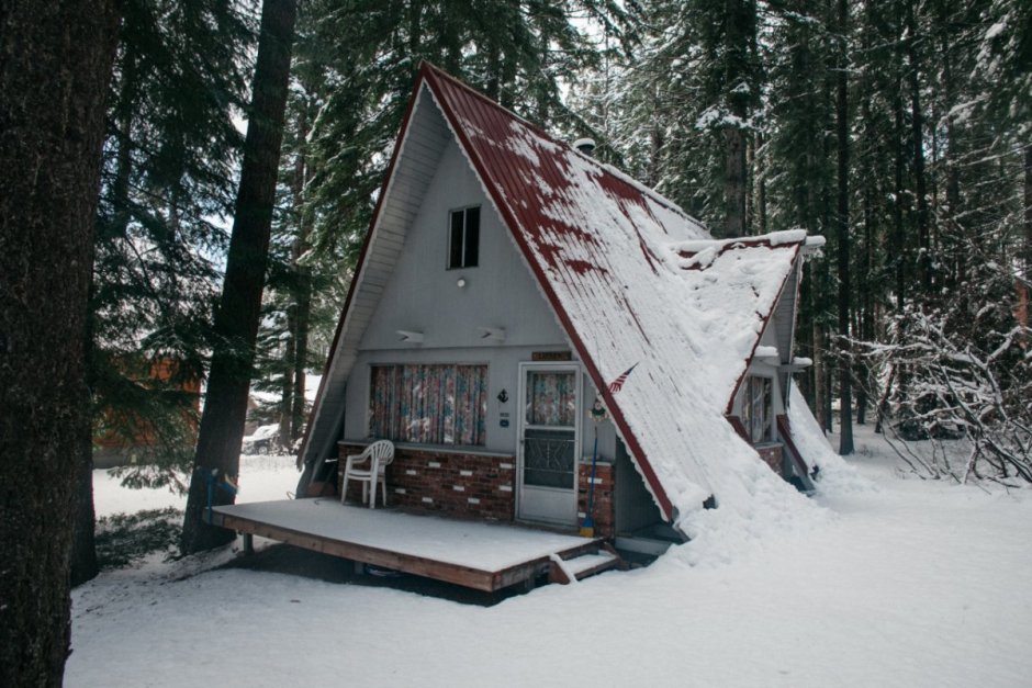 Треугольный дом зимний