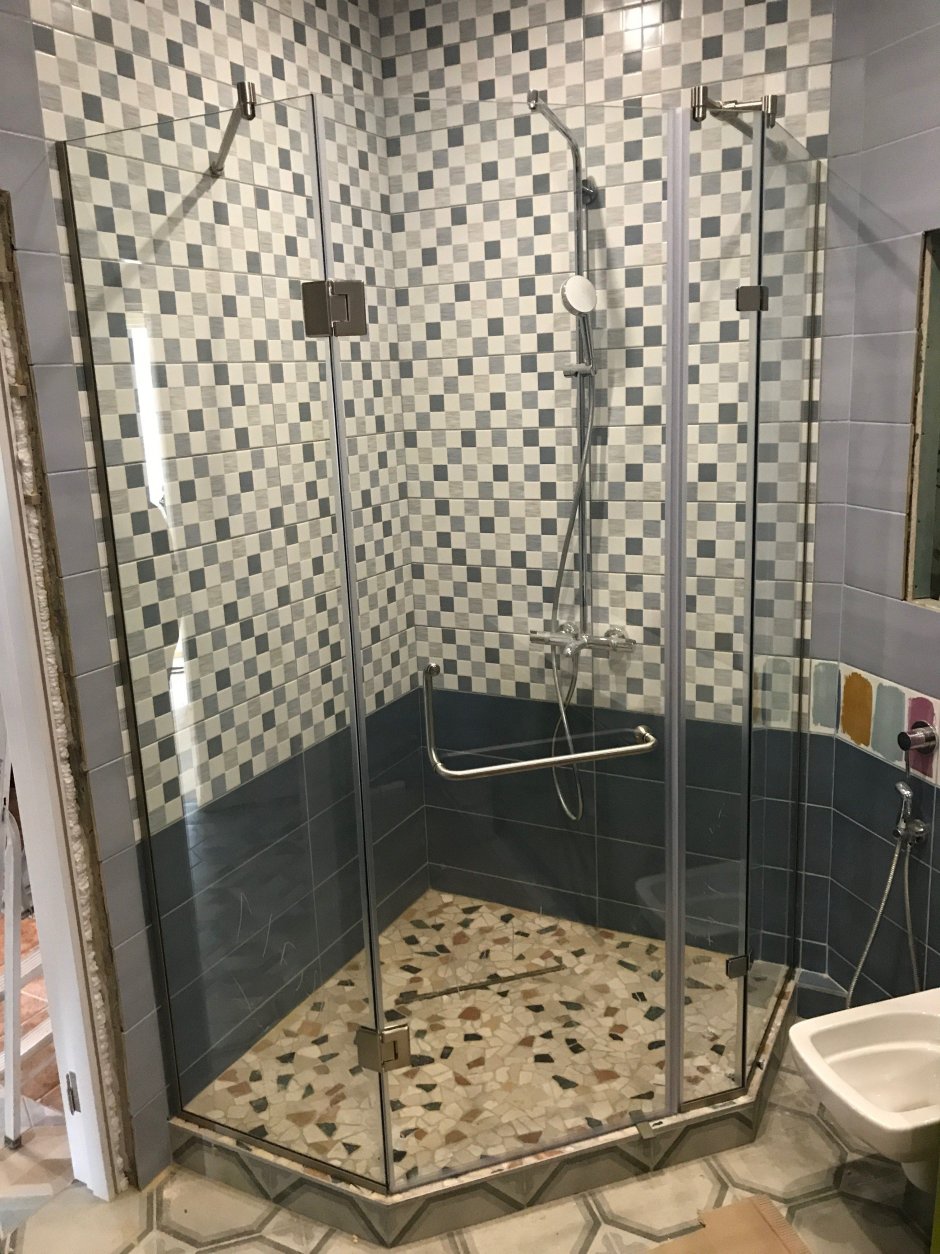 Душевая с подиумом из плитки