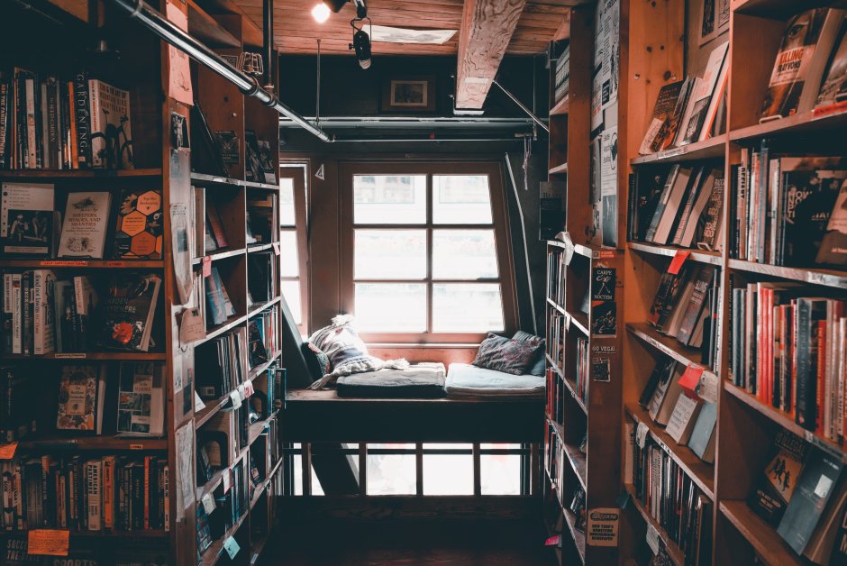 Уютная комната с книгами