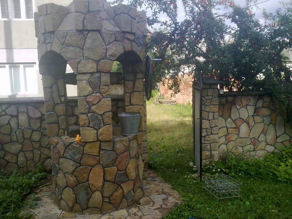Имитация колодца из камня