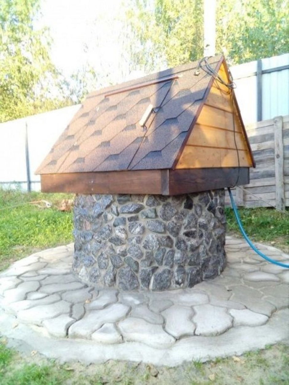 Колодец облицованный камнем