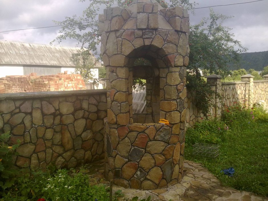 Колодец обложенный камнем