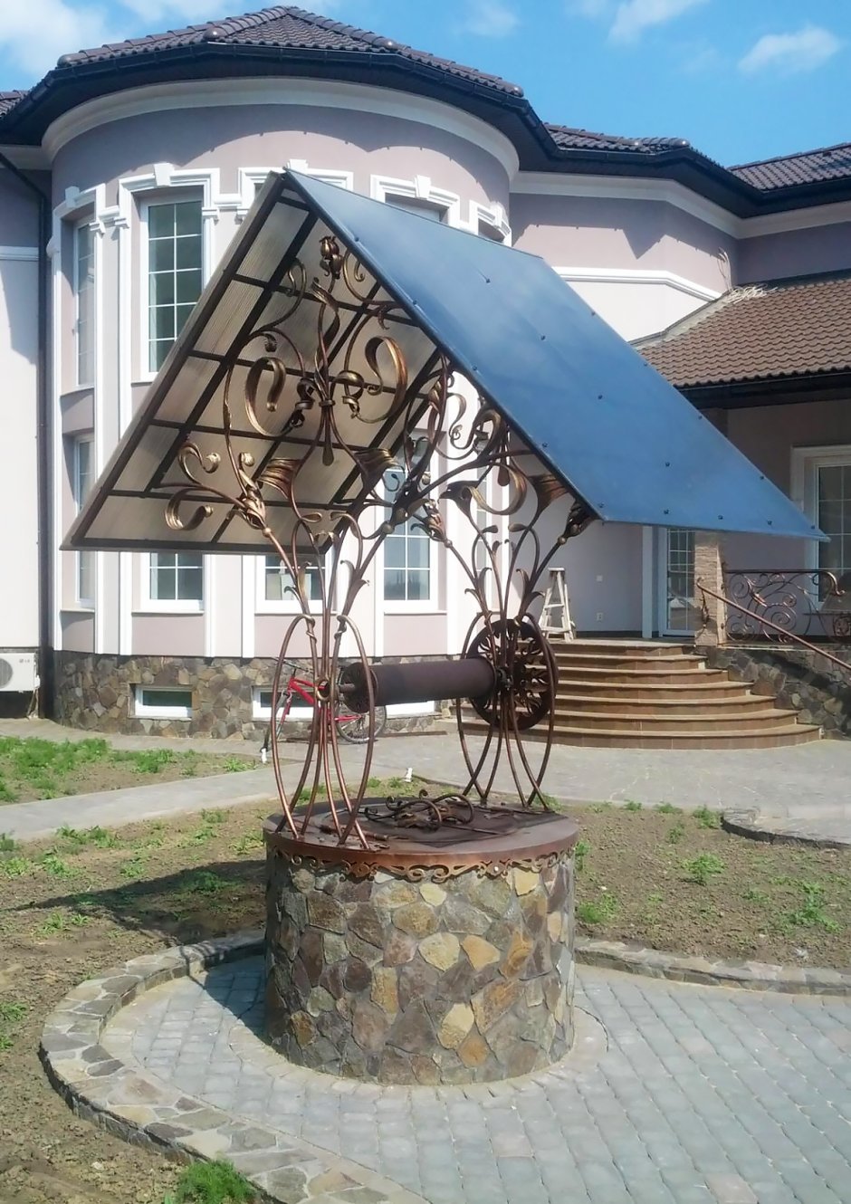 Кованый домик для колодца