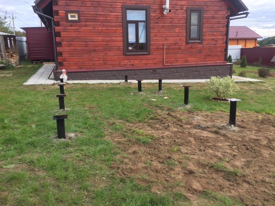 Отделка фундамента на винтовых сваях