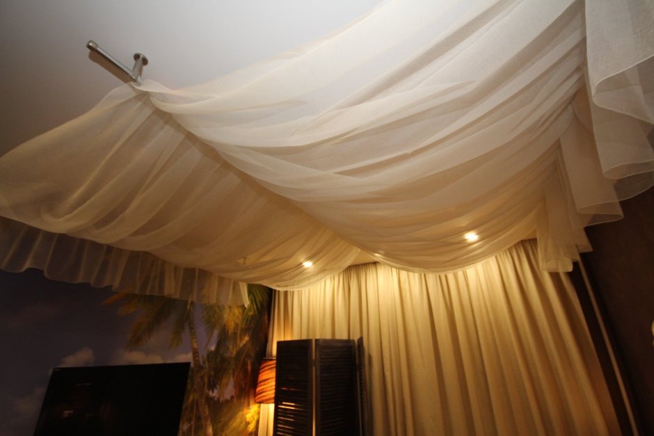 Ткань на потолке