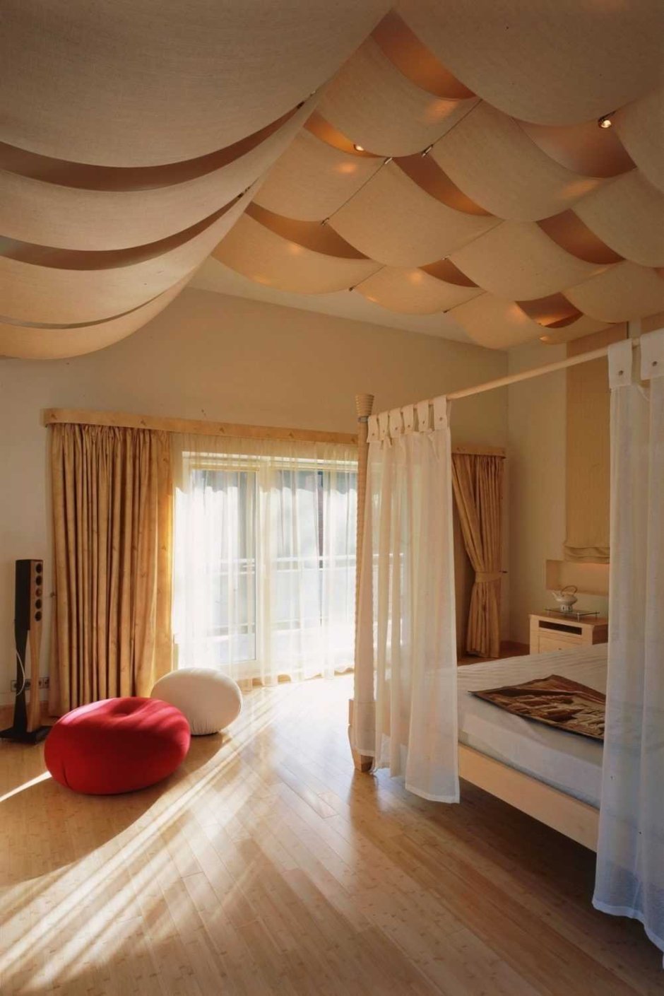 Отделка потолка в спальне