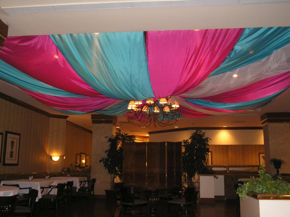 Потолок декорированный тканью