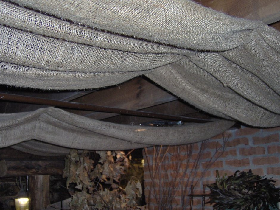 Мешковина на потолке