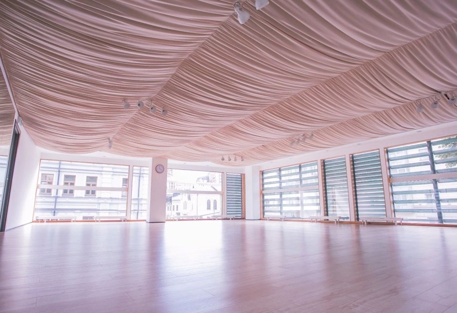 Ткань на потолке