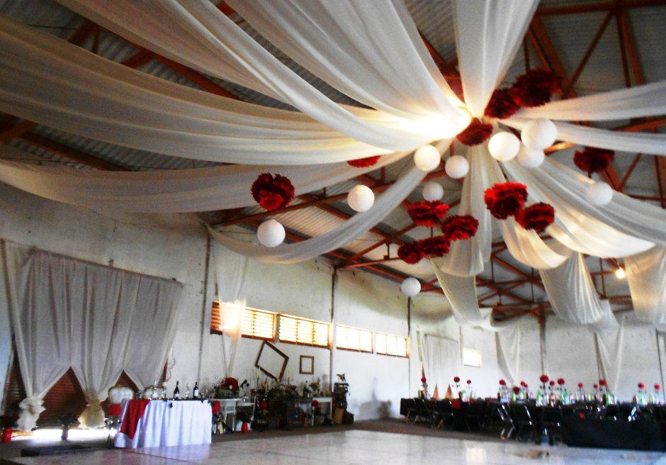 Декор потолка тканью