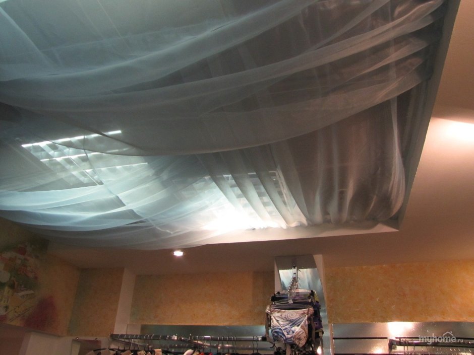 Ткань волнами на потолке