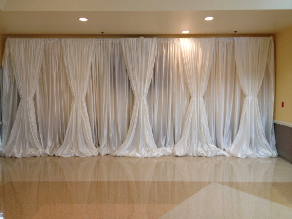 Задрапировать стену тканью