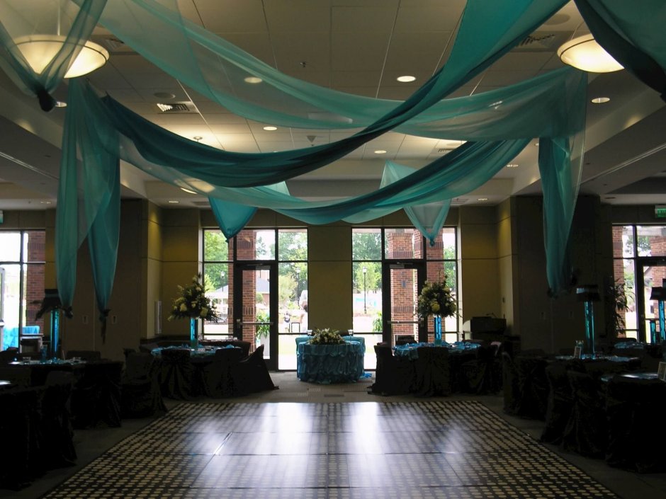 Декор потолка тканью