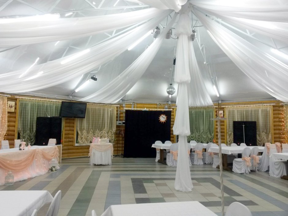 Украшение потолка тканью в зале