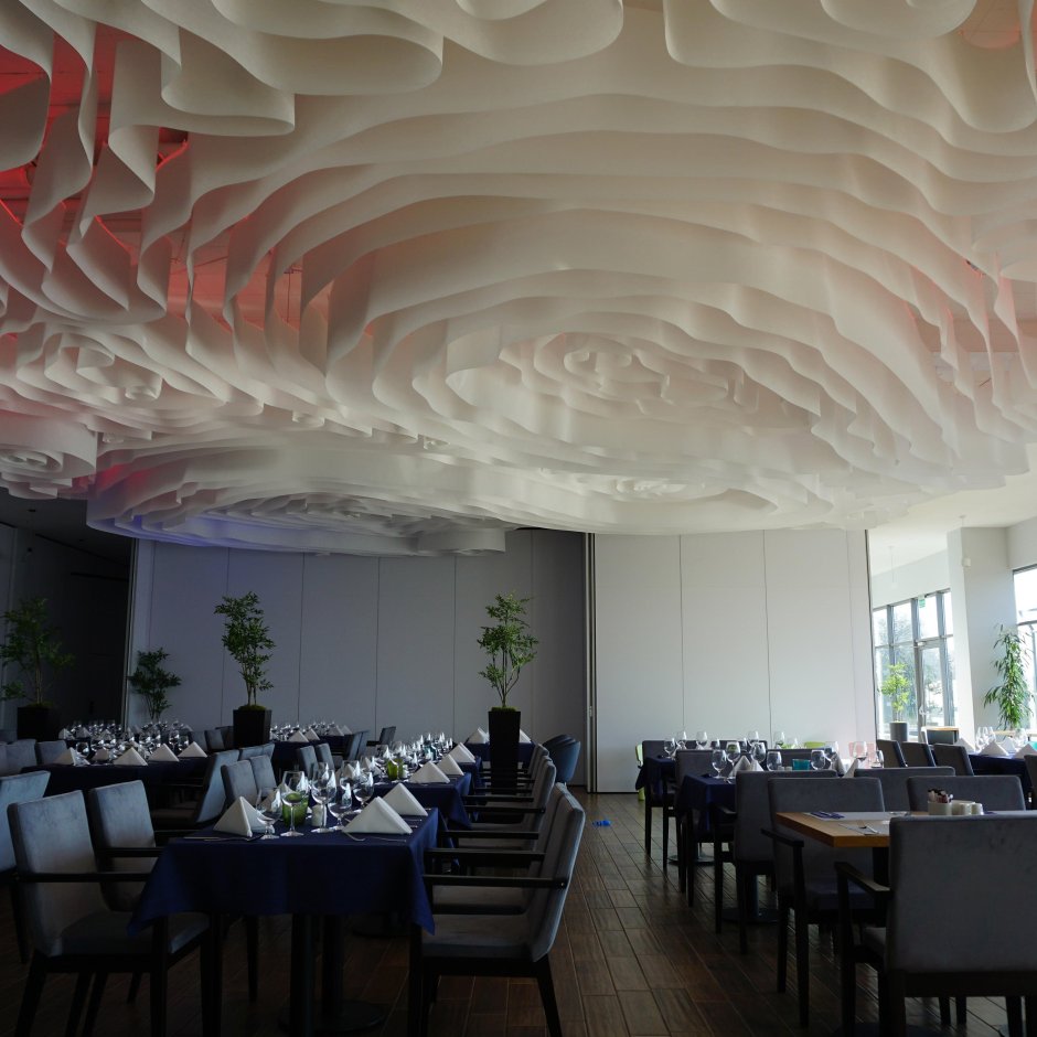 Потолок в кафе