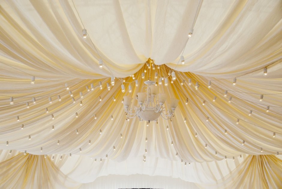 Декор потолка тканью