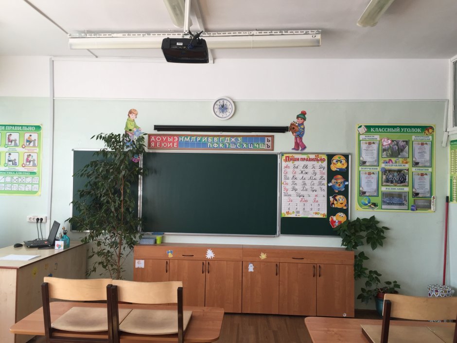 Учителя в учительском кабинете