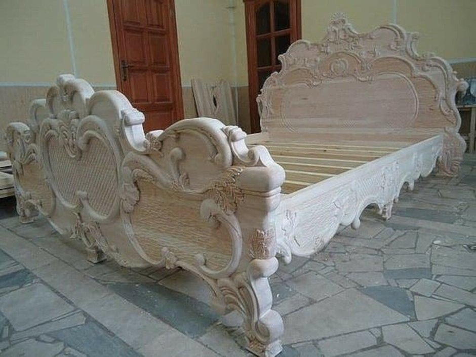 Резные деревянные кровати