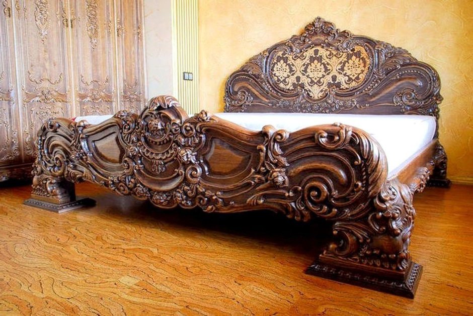 Резные кровати из дерева со львом