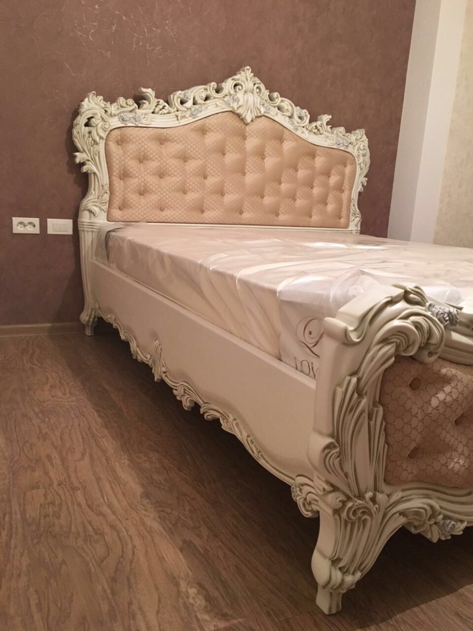 Резная кровать из дерева