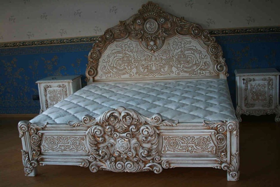Резная кровать из дерева