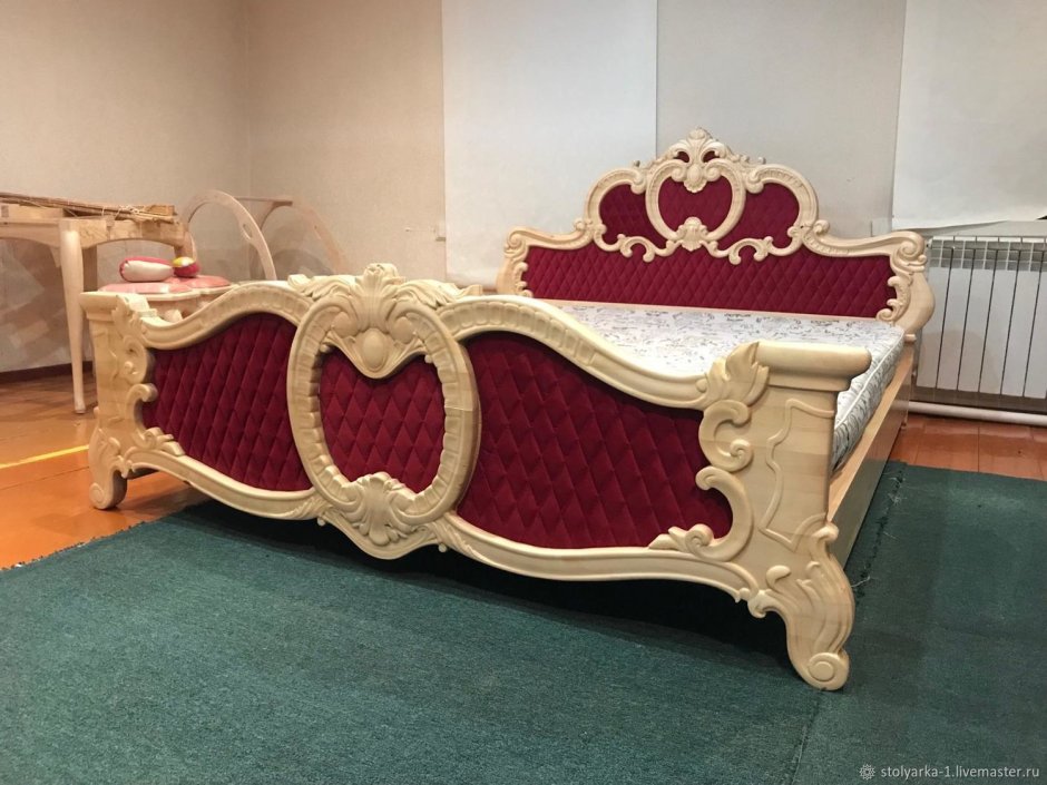 Резная кровать из дерева