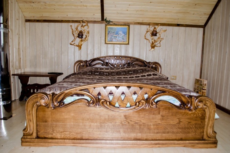 Двуспальная кровать резная из дерева