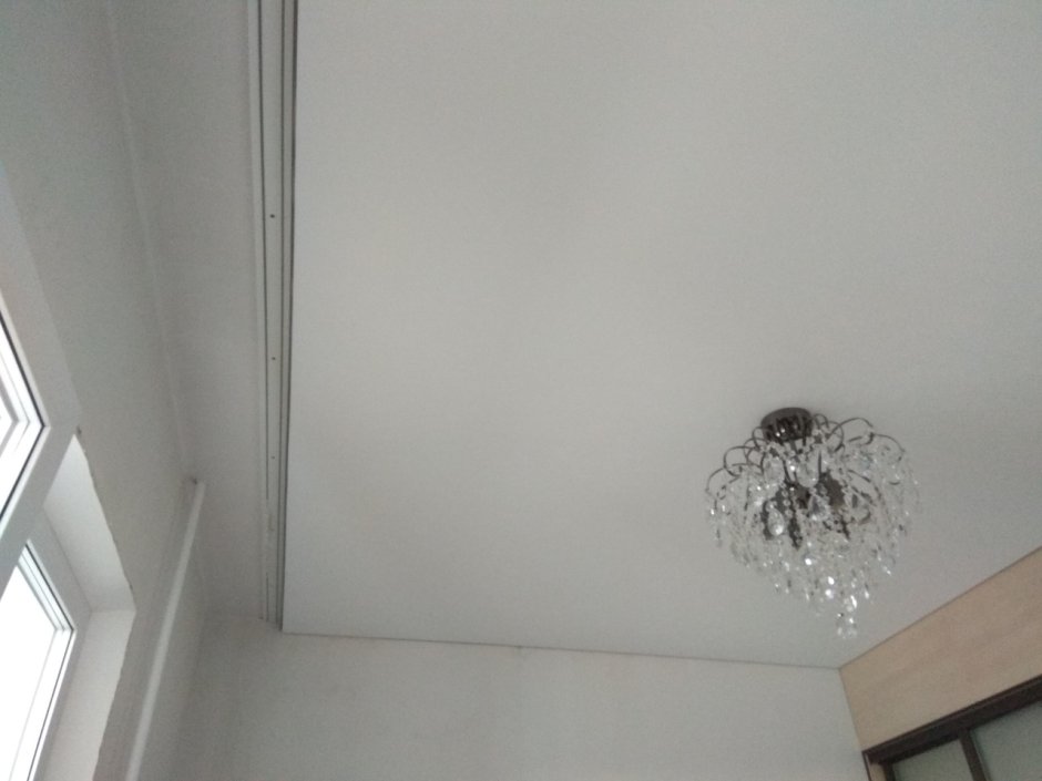 Матовый натяжной потолок с гардиной