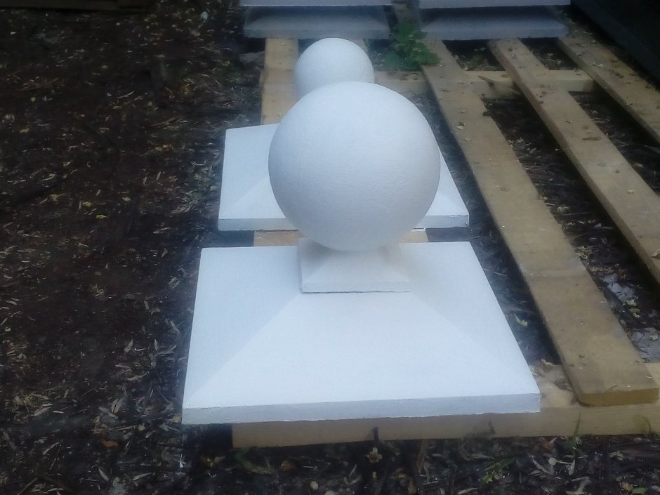 Колпаки на столбы с шаром из бетона 44х44