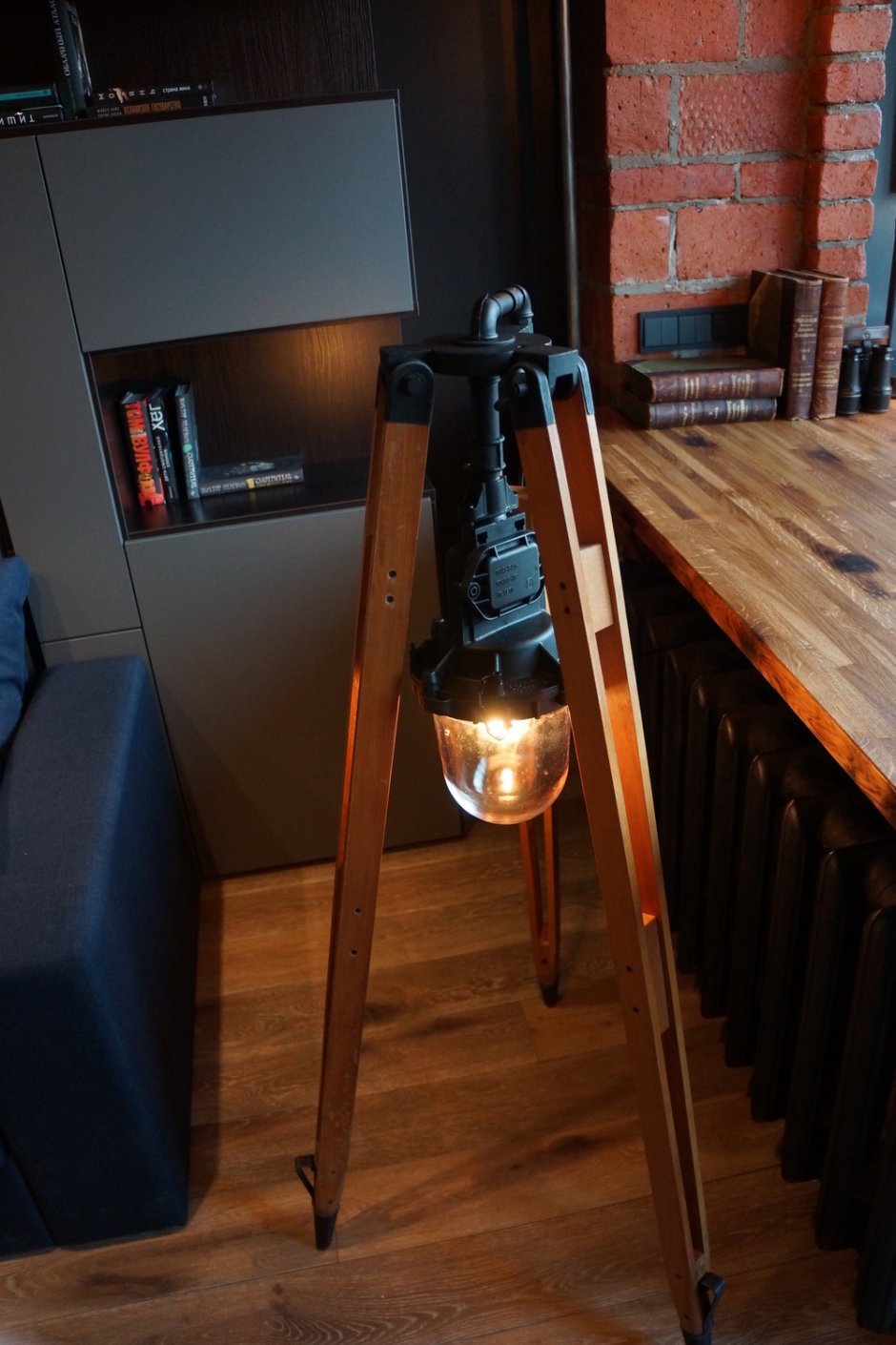 Торшер из штатива геодезического