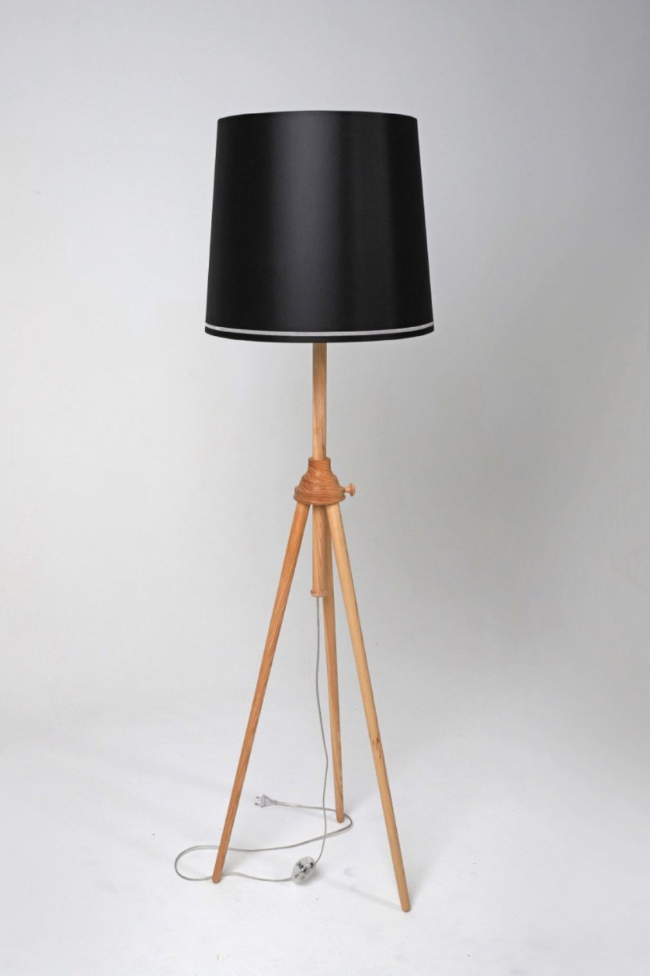 Торшер трехногий