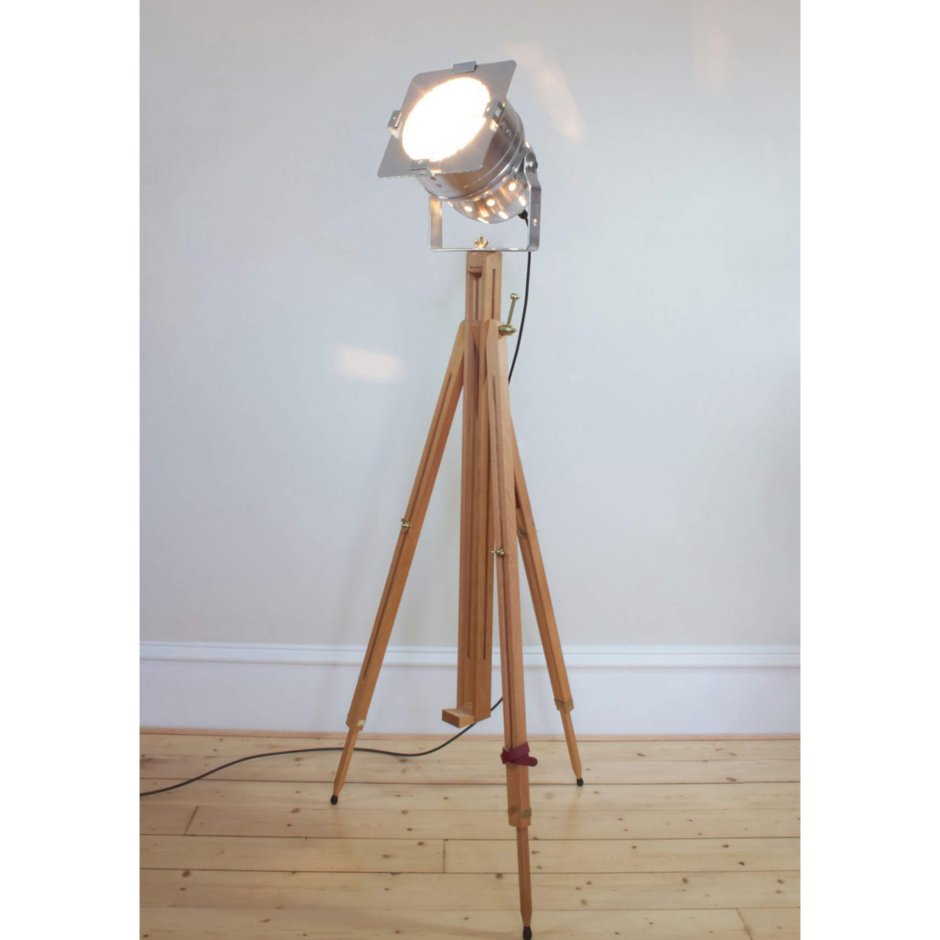 Светильник на треноге