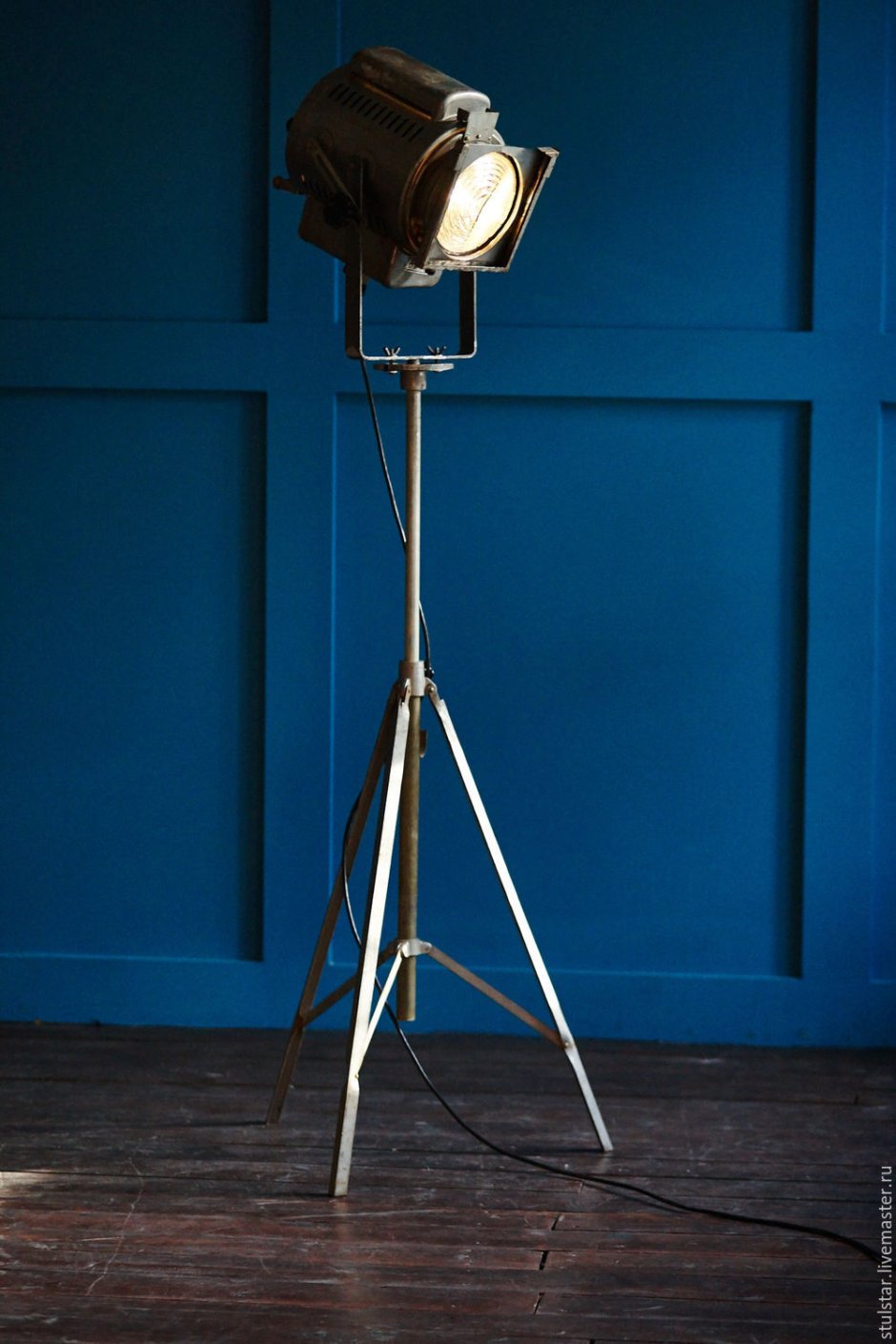 Театральный прожектор на треноге