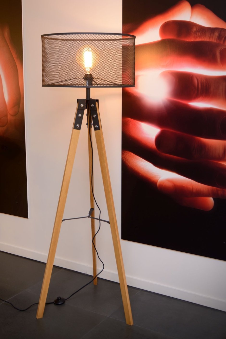 Лампа на деревянной треноге