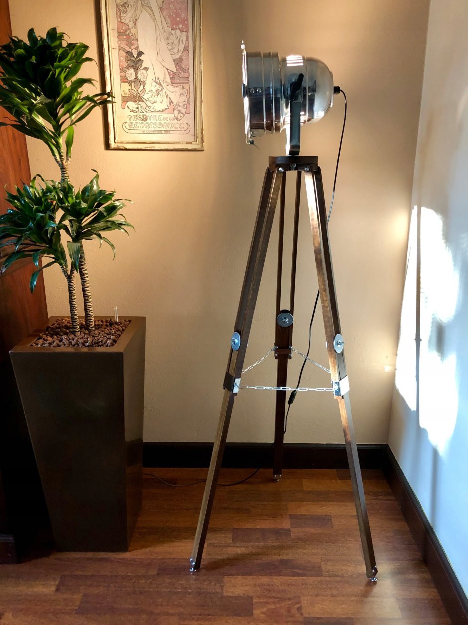 Прожектор на треноге