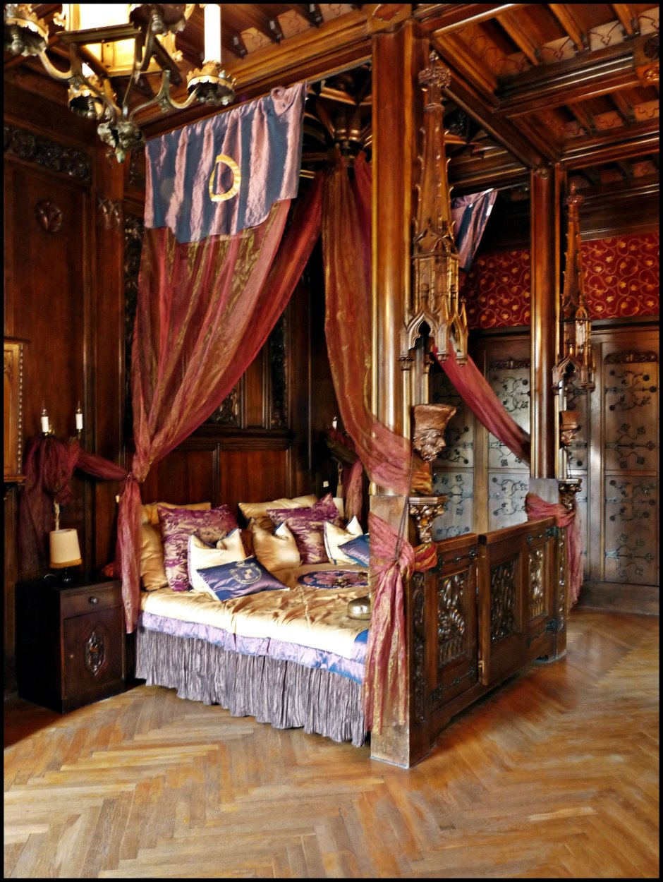 Кровать в замке Нойшванштайн