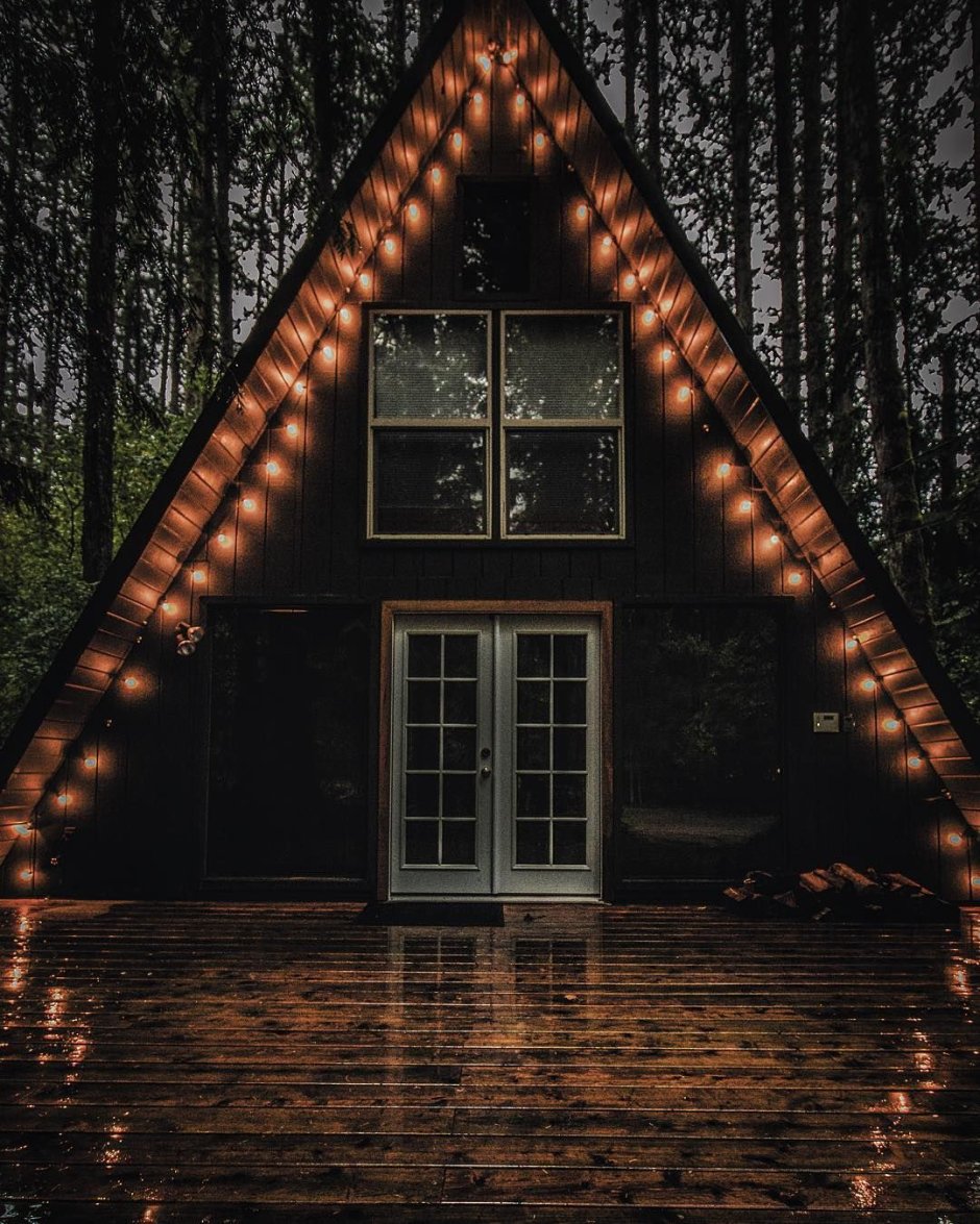 Треугольный дом с подсветкой