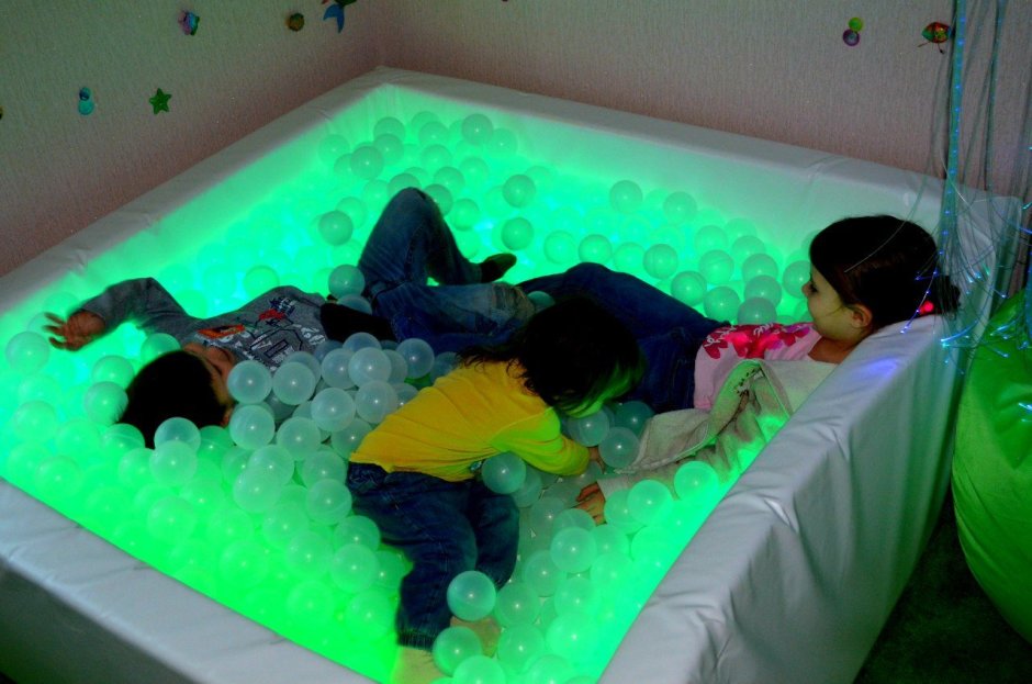 Сухой бассейн с подсветкой для сенсорной комнаты