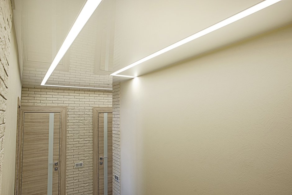Потолок в коридоре со световыми линиями