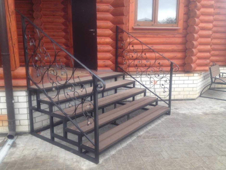 Крыльцо на металлическом каркасе