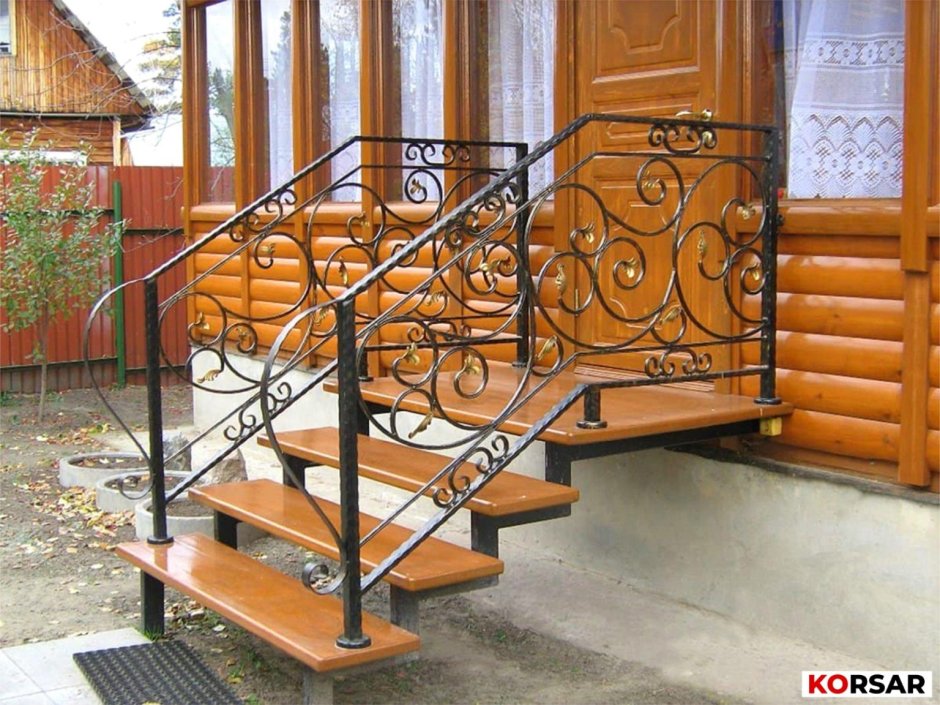Лестница входная металлическая