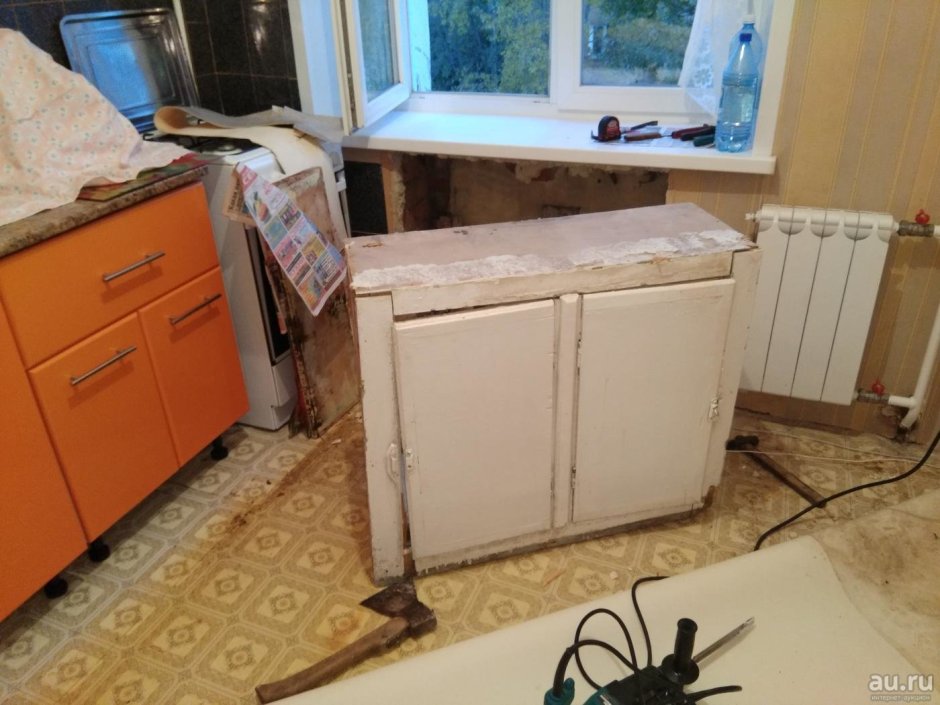 Шкафчик под подоконником на кухне