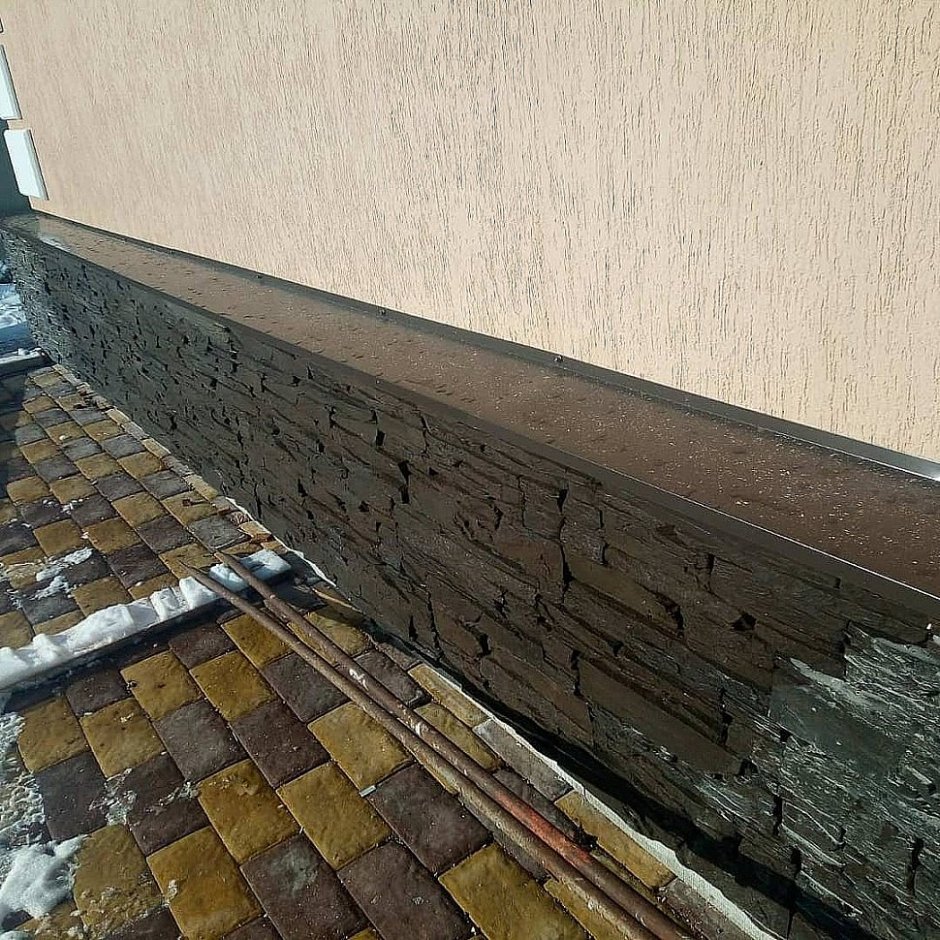 Отлив цоколя из камня