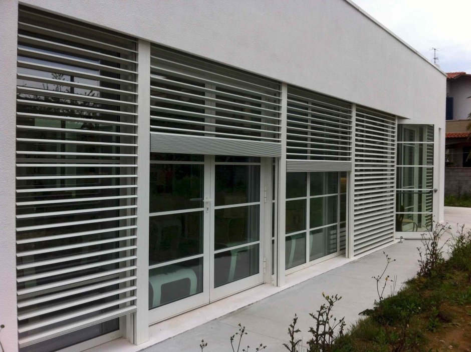Remote Controlled Aluminum Blinds outside