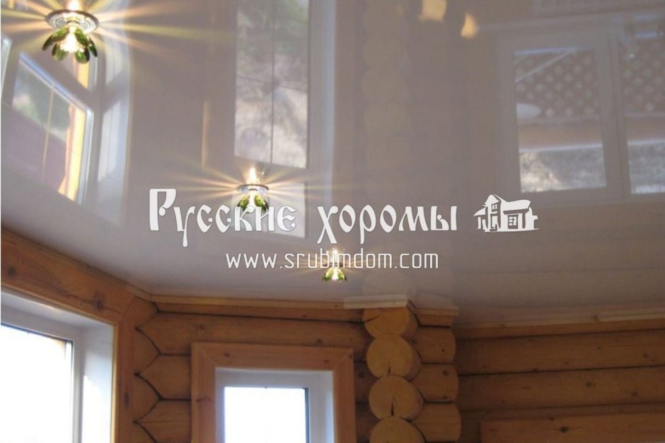 Нежные потолки в деревянном доме