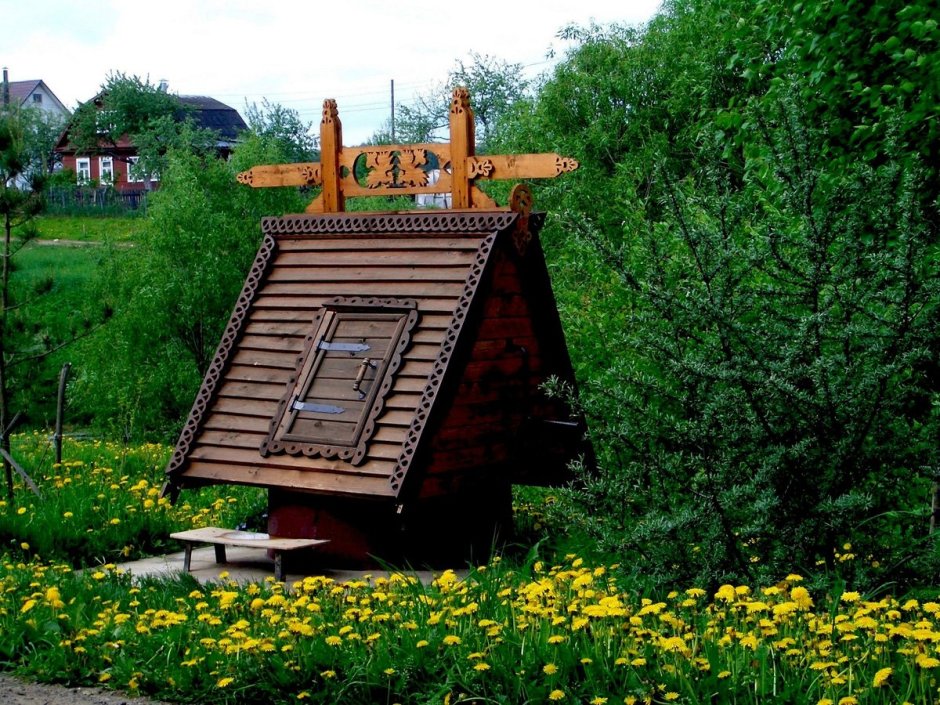 Красивый деревенский колодец