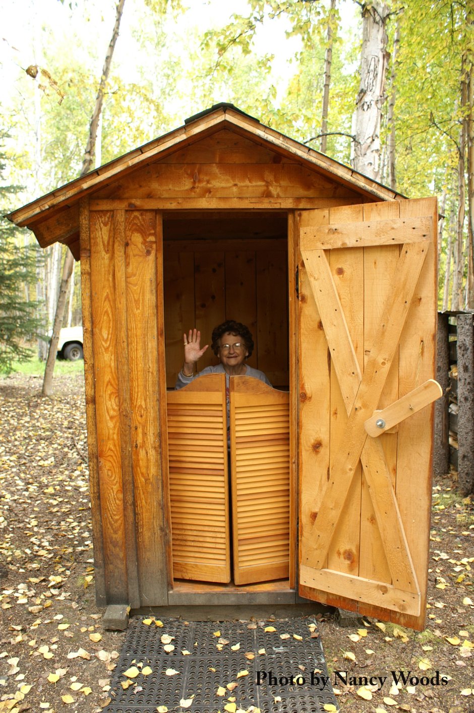 Деревянный деревенский туалет