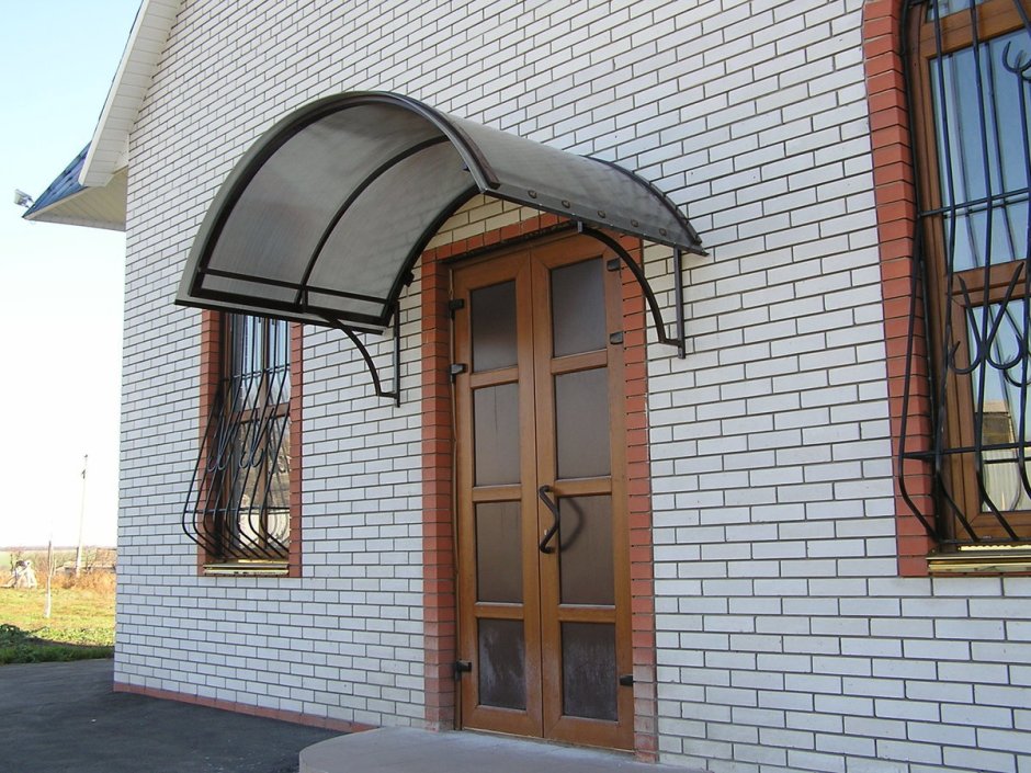 Козырёк над крыльцом
