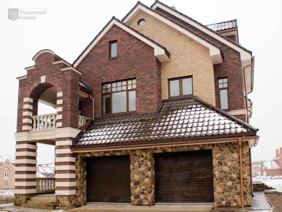Дом с отделкой камнем