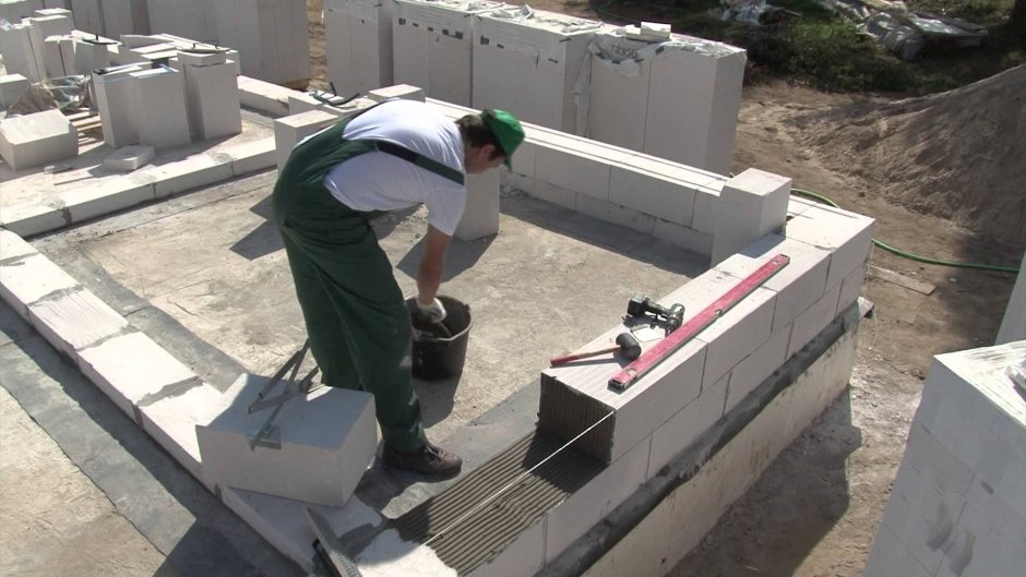 Укладка первого ряда газобетонных блоков